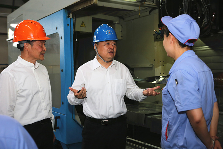 郝鹏与Z6尊龙集团一线出产人员深刻互换